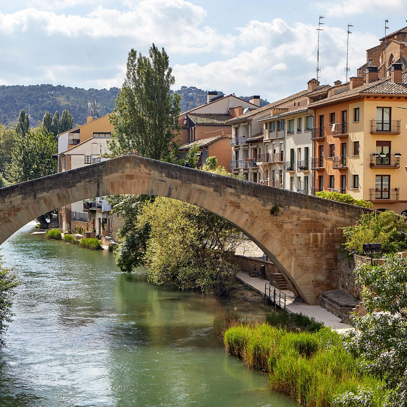 Vista de Estella con el puente de la Cárcel sobre el río